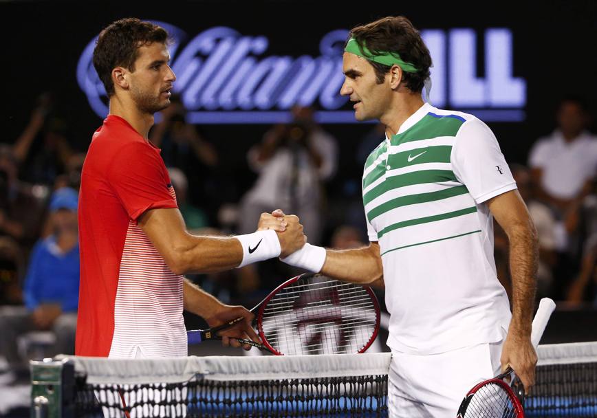 Australian Open: la stretta di mano tra Federer e Dimitrov al termine dell&#39;incontro finito con il punteggio di 6-4; 3-6; 6-1; 6-3 per lo svizzero che si qualifica agli ottavi di finale del torneo (REUTERS)